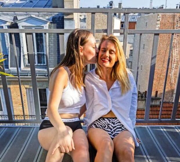 Image de marque de la marque Femmili, deux femmes se font un bisou comme signe de sororité, valeur de soroera