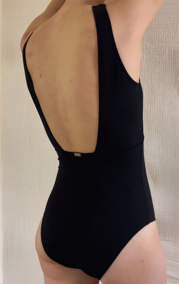 Avec son dos nu, on craque pour le maillot de bain menstruel Swim de Réjeanne