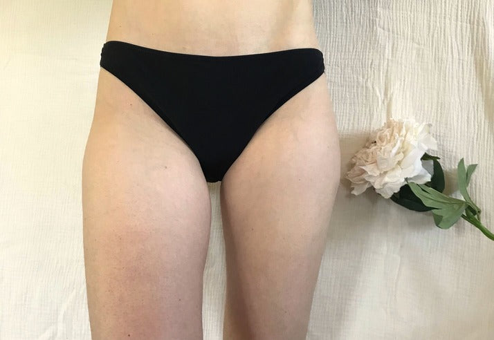Vue de face culotte menstruelle Junon avec attaches pour flux très abondants