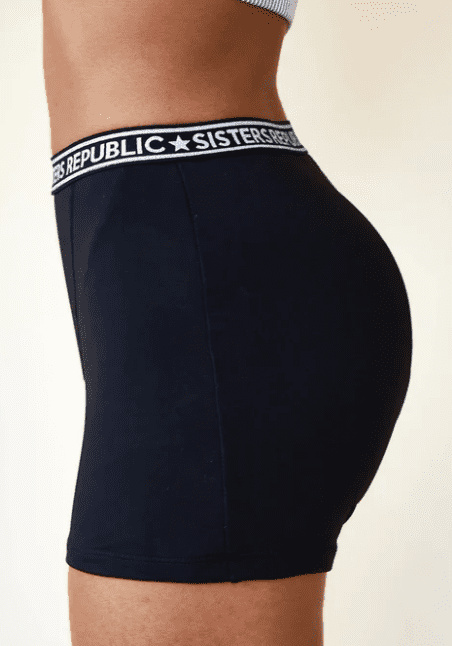 De profil, il est couvrant le boxer menstruel Ginger
