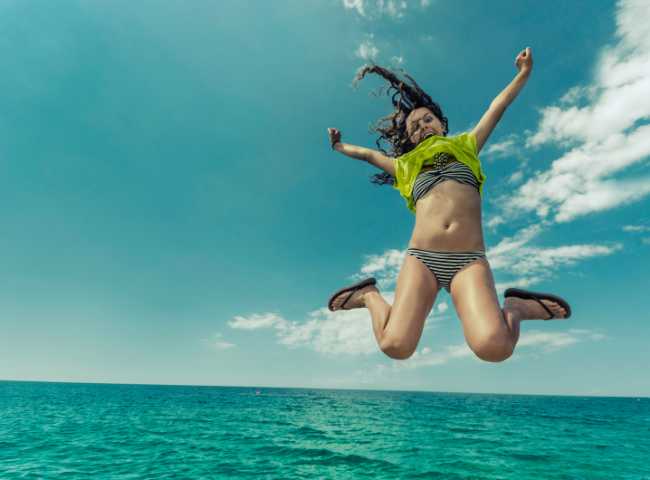 Maillot de bain menstruel ado : sauter de joie à la plage