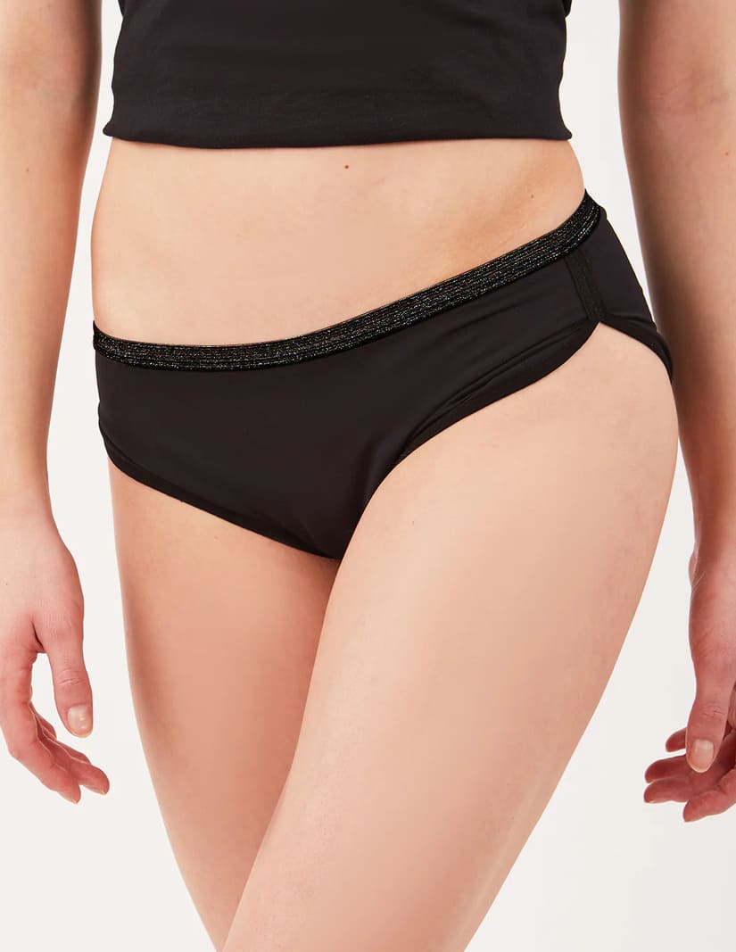 Shorty menstruel noir de sport vu de face, échancré et semi taille basse, en coton bio, certifié Oeko Tex