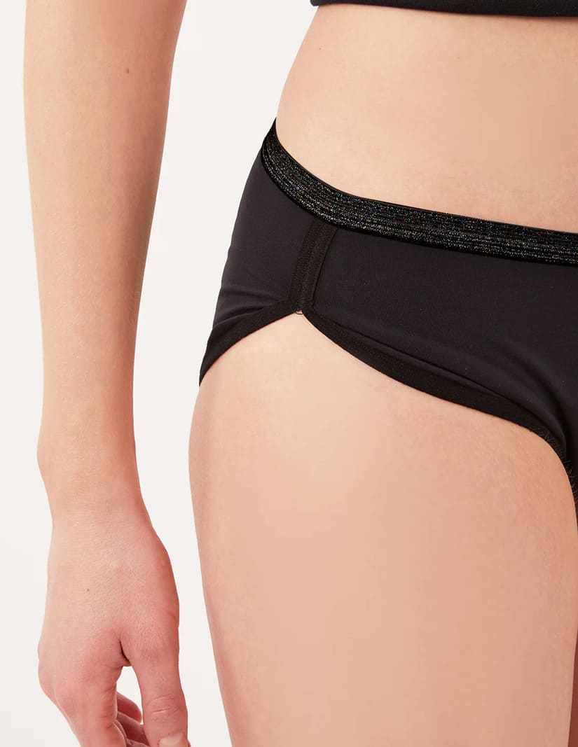 Détail de la culotte menstruelle spécial sport échancrée pour libérer les mouvements, saine, éthique, bio et made in portugal