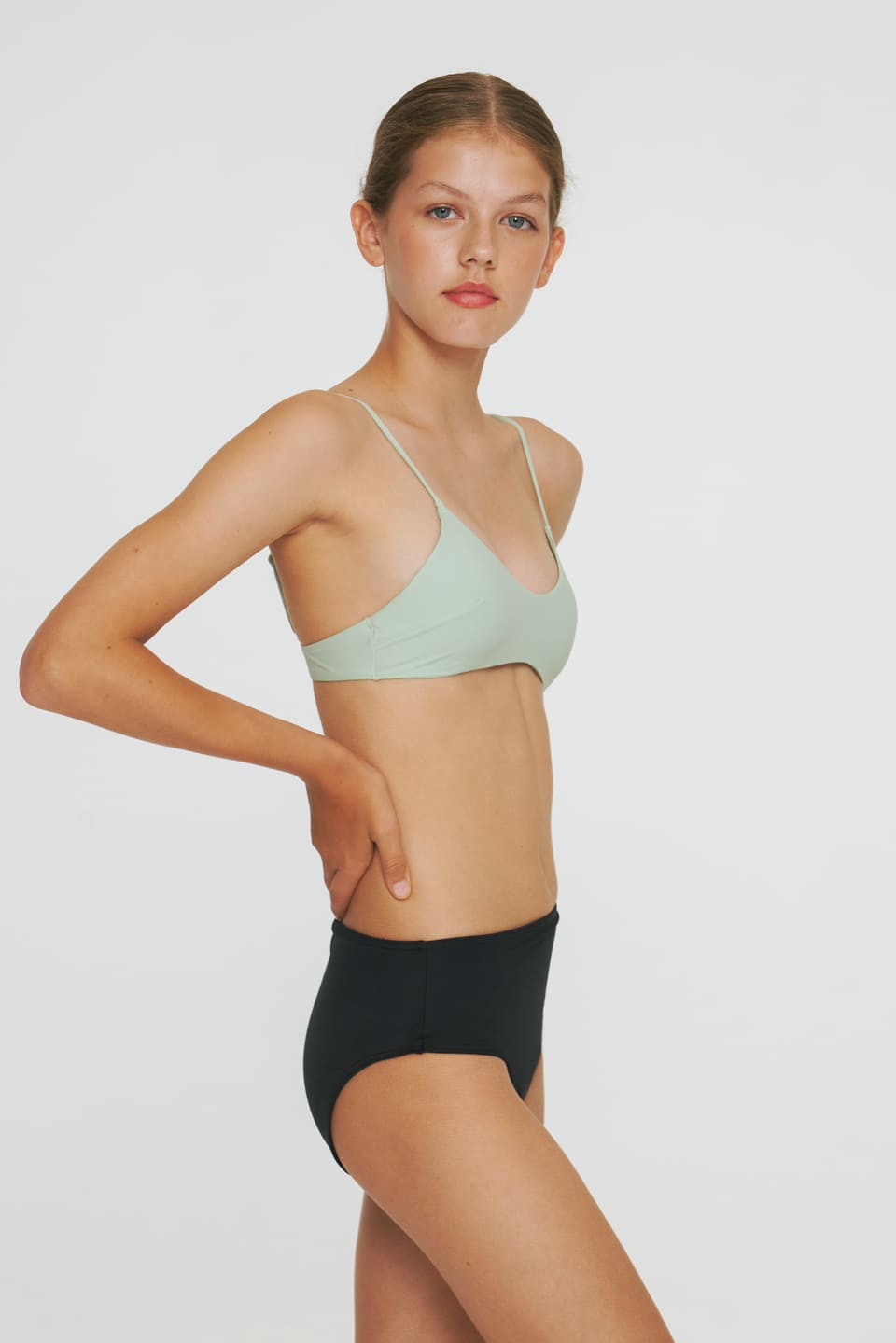 Vue de profil du maillot menstruel de plage pour ados sélectionné par Soroera, taille semi haute